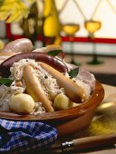 Schlachtplatte mit Sauerkraut und Kartoffeln aus dem Elsass