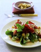 Radicchiosalat mit Gorgonzola, Trauben und Croûtons