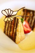 Stück japanische Schokoladentorte mit Schmetterling