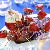 Beef and pepper kebabs with red cabbage