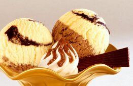 Chocolate and vanilla ice cream with cream