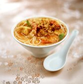 Garnelen-Tofu-Curry mit Nudeln und Speckflakes