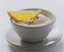 Leichte Mayonnaise mit Safran und Zitrone