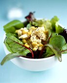 Spinach and sweetcorn salad with toasted goat's cheese