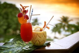 Zwei Cocktails vor Sonnenuntergang am Meer