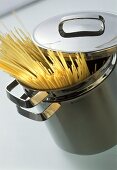 Spaghetti ragen aus einem Pastatopf