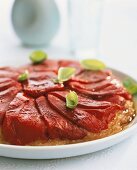 Rote-Paprika-Tarte mit Basilikumblättchen