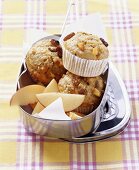 Muffins mit Nektarinen und Rosinen