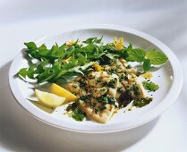 Heilbutt mit Knoblauch, Minze und Löwenzahnsalat