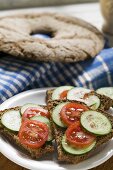 Ruisleipä (Brot, Finnland) mit Tomaten und Gurken