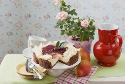 Käsekuchen mit Rotweinbirnen und weissen Schokospänen