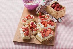Mehrere Stücke Blätterteig-Erdbeer-Kuchen mit Sahne