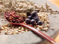 Spices for poultry and game (coriander seeds, peppercorns and juniper berries)