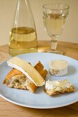 Goats' cheese and brie with Sauvignon blanc