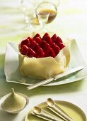 Mandel-Amaretto-Torte mit Erdbeeren