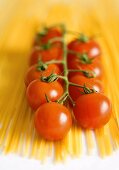 Tomaten an der Rispe auf Spaghetti