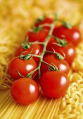 Tomaten an der Rispe auf Nudeln