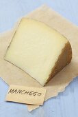 Stück Manchego auf Papier