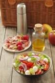 Tomaten-Mozzarella-Salat und Schinken mit Radieschen fürs Picknick