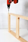 Making a folding table (screwing the individual parts together)