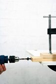 Klappbaren Holztisch selber bauen (An den Latten Löcher bohren)