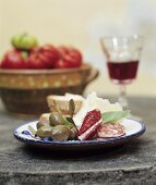 Italienische Brotzeit mit Hartwurst, Oliven und Käse