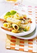 Rigatoni salad with prawns and button mushrooms