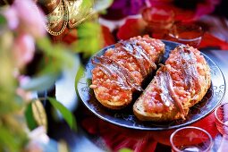 Pa amb tomàquet (Bread with tomatoes & olive oil, Catalonia)