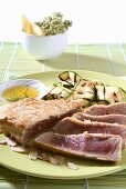 Kurzgebratenes Thunfischsteak mit Mandelblättchen & Zucchini