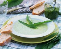 Bärlauchsuppe mit Weißbrot