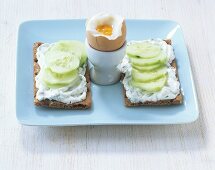 Crispbread with cucumber and boiled egg