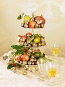 Etagere mit Früchten und Nüssen zu Weihnachten