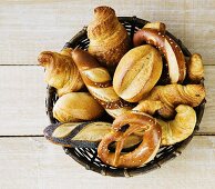 Laugengebäck, Brötchen und Croissants im Brotkorb