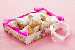 Almond crescents with icing sugar in box