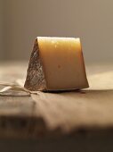 Stück baskischer Käse auf Leinentuch