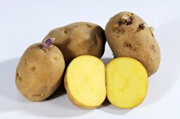 Several potatoes (La Bonnotte), whole and halved
