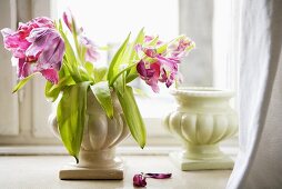 Verwelkte Tulpen in Keramikvase