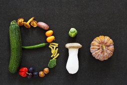 Schriftzug BIO aus Gemüse, Pilzen, Obst und Nüssen