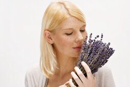 Blonde Frau hält Lavendelstrauss