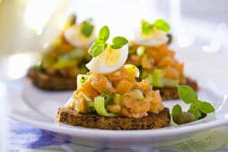 Salmon tartare and egg on pumpernickel rounds