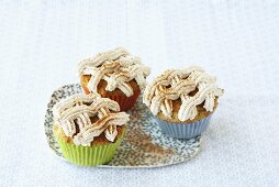 Linzer cupcakes with cinnamon topping