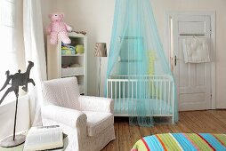 Bedroom with a cot in a summerhouse