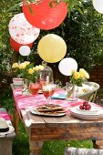 Gedeckter Tisch und Partydeko im Garten