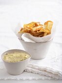 Süsskartoffelchips mit Avocado-Knoblauch-Mayonnaise