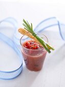 Gazpacho aus gebratenem Paprika mit knuspriger Lachshaut