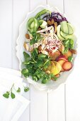 Salat mit Pflaumen, geräucherter Hähnchenbrust, Gemüse und Brunnenkresse