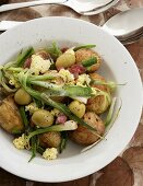 Ofenkartoffeln mit Speck, Frühlingszwiebeln und Safran-Ricotta