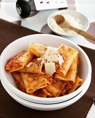 Rigatoni al sugo di salsiccia (Nudeln mit Wurstmett-Sauce)