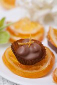 Orangen-Nuss-Praline auf kandierter Orangenscheibe