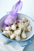 Garlic in a net and in a bowl